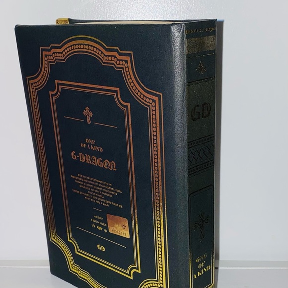G-Dragon One Of A Kind Mini Album Gold Version - Picture 4 of 4